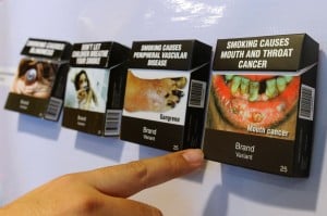 7774472900_des-paquets-de-cigarette-tels-que-proposes-par-l-organisation-mondiale-de-la-sante-ici-aux-philippines-en-octobre-2011