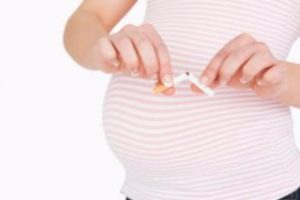 young-woman-stop-to-smoke-while-she-is-pregnant-1
