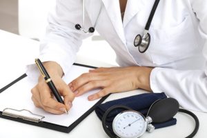 medecin-prise-note-consultation-sante-main-10575324